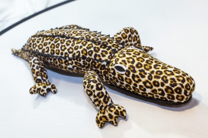 Crocodile en tissu africain