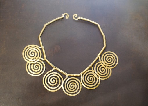 Collier africain en bronze frappé