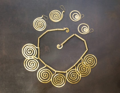 Collier africain en bronze frappé