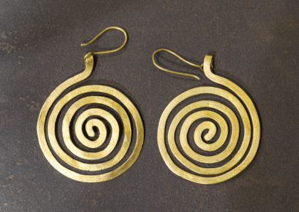 Boucles d'oreilles africaines en bronze frappé