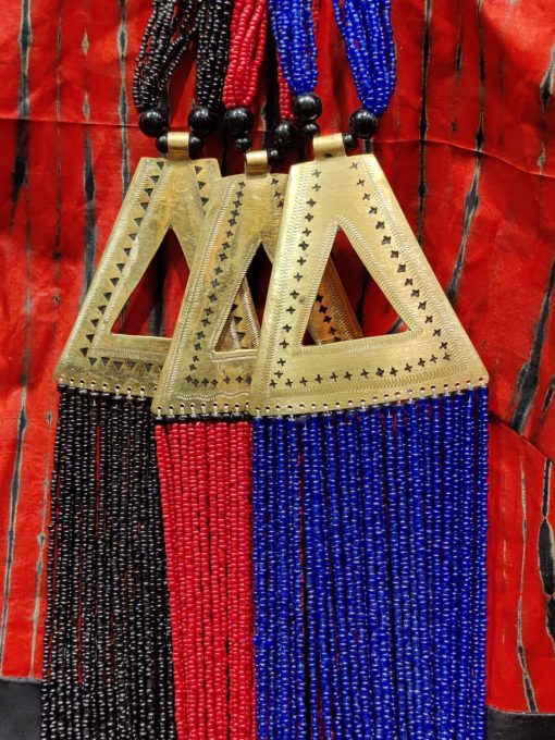 Collier africain du mali en bronze frappé et de perles colorées